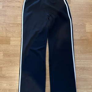 Gina tricot byxor  - Supersköna byxor från Gina, halvtjockt material och sitter tight runt midjan och blir utsvängda i benen (raka) använda endast en gång så dem är som i nyskick! Var mycket populära när de kom ut. Passar dig som har XS/S