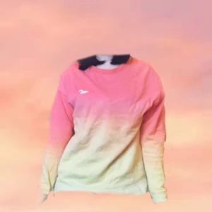 Persikofärgad tröja - Fin persikofärgad ”ombre” tröja från Hollister. Älskar färgen men säljer eftersom den inte riktigt passar min stil. Pris kan diskuteras.