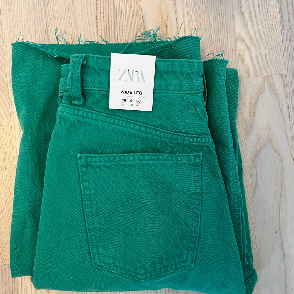 Super fina gröna jeans från zara. Prislappen finns kvar och dom är aldrig använda. Skriv gärna för flera bilder.🥰. Jeans & Byxor.