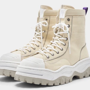 EYTYS boots - Akira Canvas, Ecru, strl 39. Lite stora i storleken, men funkar bra med ett par tjockare sockar. Inköpta 2019 för 3100kr, använda en säsong. Önskas fler bilder är det bara att skriva, men keep in mind att min kamera är trasig så det blir rätt kasst hur jag än fotar :)