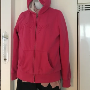 Tommy Hilfiger vinter hoodie i stl M - Tommy Hilfiger vinter hoodie i stl M. Rent untan defekt 