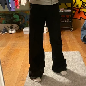 Svarta jeans - Ett par svarta baggy jeans som är köpta på monki för lite mer än ett år sen. Inte använda så mycket. Säljer pga dom inte kommer till användning och är för stora.💕