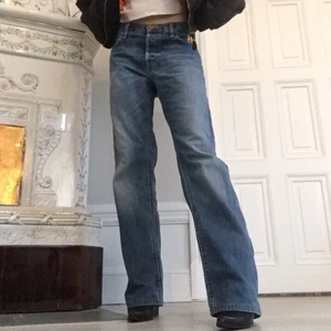 Jeans  - Super fina jeans som är märket lee i rak model. Dem är köpta secondhand en sedan omsydda av mig. Dem har dessvärre ett hål vid skrevet men inget jag stör mig på alls, bild kan skickas vid intresse. Dem är omsydd där bak som ni ser på bild 3, lite ojämnt men inget jag stör mig på alls.