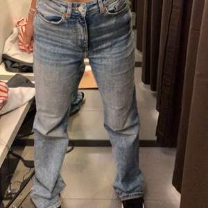 Superfina jeans ifrån Monki. Använda max 10 gånger så skicket är väldigt bra. Säljer för att det inte är min stil längre och de ej kommer till användning. Skriv om du har frågor eller vill ha fler bilder. Köparen står för frakten.