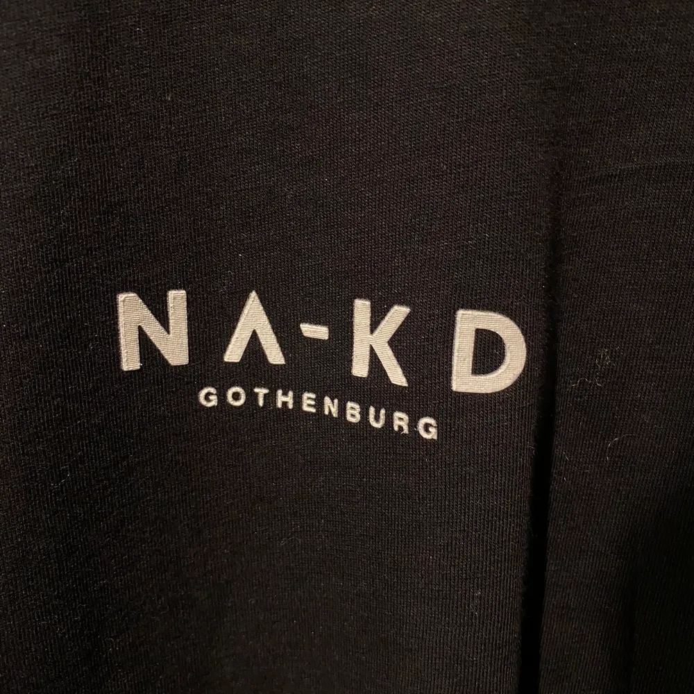 säljer denna supersöta t-shirt från NA-KD! 💕 aldrig använd . T-shirts.