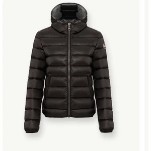 Colmar dunjacka - Så fin din jacka från colmar! Använder tyvvär inte längre så säljer den! Helt i nyskick och i storlek IT42 vilket är storlek 36! Köpt från colmars hemsida för ca 5000kr❤️ bara att skriva vid fler bilder eller frågor! 