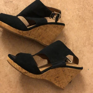 Högklackade skor - Mörkblåa höga skor, bra skick, inte så gamla