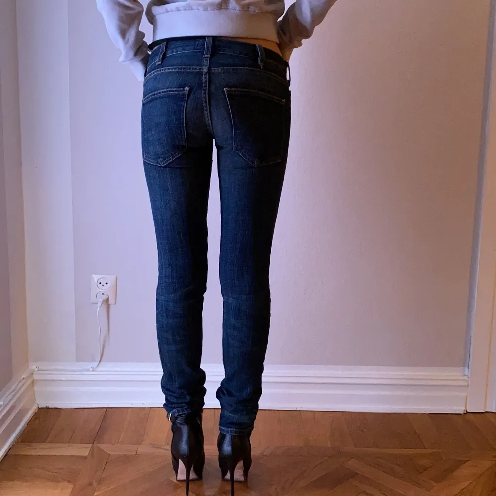 Säljer Current/Elliott jeans. Jättefina och välbevarade. Köpta för 2000kr. Säljes för 500kr! Bara att skriva om man har frågor eller vill ha fler bilder🥰 Innerben 82cm! Storleken är 24-0, sitter alltsås som 27.. Jeans & Byxor.