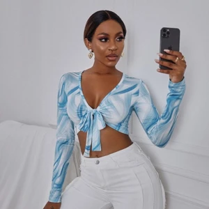 festtopp  - säljer min fina topp som man kan knyta i mitten som ni kan se på första bilden från shein då den inte kommer till användning för jag råka beställa i fel storlek inga defekter eller liknande💕