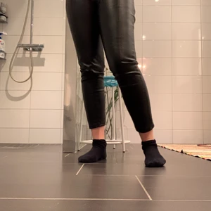 Skinnbyxor - Svarta helt vanliga skinnbyxor som är väldigt snygga! Jag har använt dom kanske 1 gång pågrund av att jag själv gillar när kläder är ganska stora! Vilket dessa inte riktigt är men ändå sjukt snygga😍