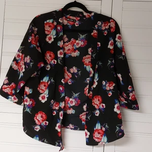 Kimono  - Svart kimono med blommor i starka färger 