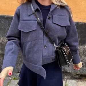 Marinblå kort kappa - Super snygg marinblå kappa köpt på Åhléns, intressekoll först och främst!! Så buda så får jag se hur högt intresset är☺️☺️ köp direkt 600kr