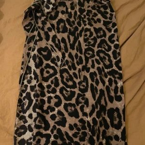 snygg leopardkjol - Helt oanvänd omlottkjol, perfekt till sommaren!