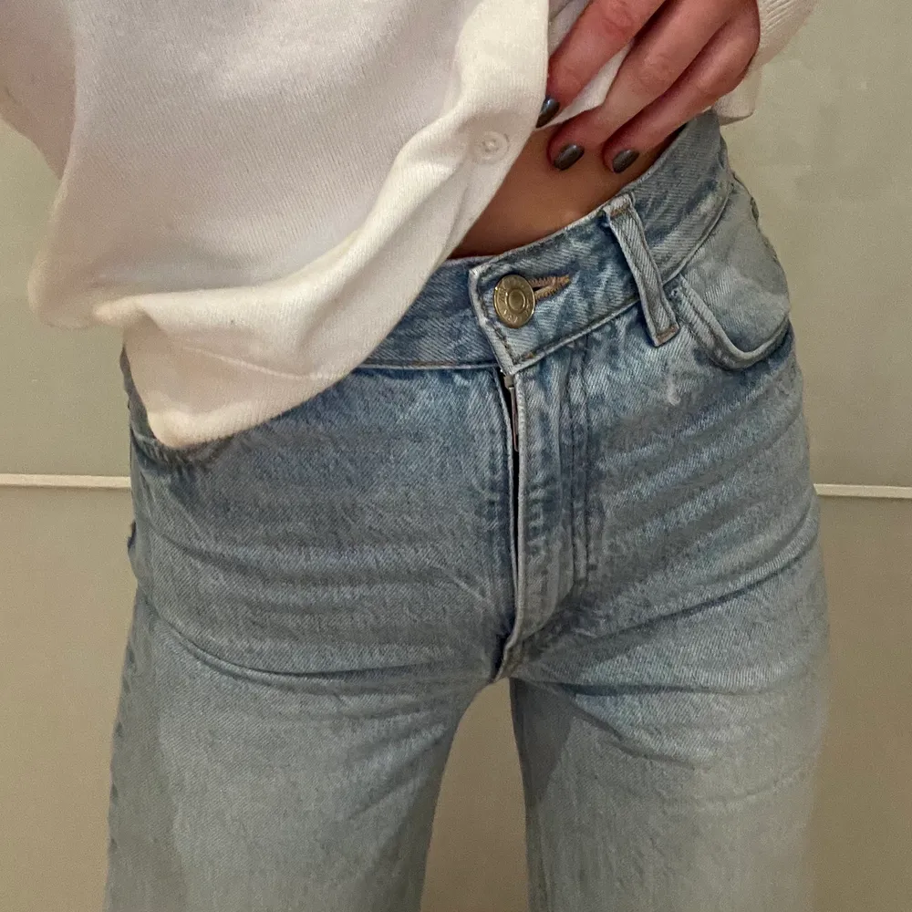 Jeans från zara i storlek 32. Fint skick! Passar mig som är 160 cm. 150 + frakt. Jeans & Byxor.