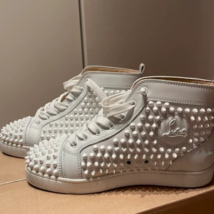 Louboutin skor - Säljer dessa asballa Louboutin skor!! Jättefina men tyvärr för små för mig. Köpta på vestiaire collective helt nya! Orginalbox och kvittot medföljer ej men har genomgått en äkthetskontroll och är därför äkta. Använt 4/5 gånger själv därav smutsig under skon. 9/10 skick skulle jag säga! Storlek 39.5 IT men mer som en 38!! ⭐️ bud på 3100kr, köp direkt för 3300kr!