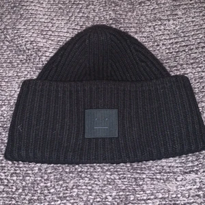 ⚡️BYTER⚡️ - Hej jag ByTeR den här fina svarta acne mössan mot ngn annan färg skriv till mig om ni vill byta❤️⚡️