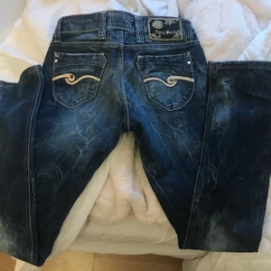 lågmidjade jeans 🐈 - Asfeta y2k jeans 💕💕 Säljer för att jag behöver pengar 😭 Snabb affär = fri frakt 📦 