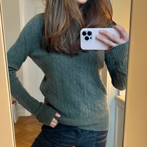 Lisa yang Kashmir tröja - Jättefin grön kabelstickad Kashmir tröja från Lisa yang! Tröjan är inte alls noppig och i fint skick!💞