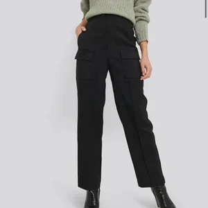 Cargobyxor - Cargo/kostymbyxor från NA-KD med två fickor fram. Knappt använda, säljer för 200kr exkl frakt.