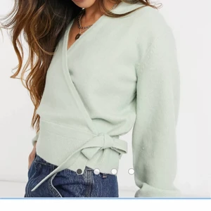 Omlott stickad tröja - Från &otherstories. Sjuuukt mysig, men kommer inte till användning…Som ny! Svårt att ta en bra bild på den men så första visar modellen och andra färgen.