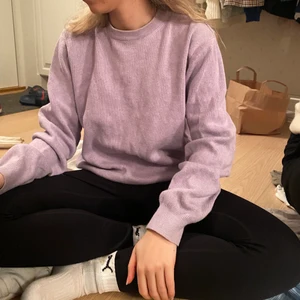 Lila stickad tröja  - Lila stickad tröja. St Xs