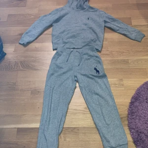 Ralph lauren mjukisdress - Ett grått mjukissätt från Ralph lauren (10-12y) Nästan aldrig använt