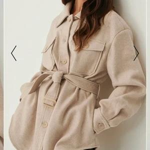 Kort kappa - Helt ny kappa med lapp kvar från NA-KD i storlek 36. Har kvar orgebalkartongerna. Returtiden har gått ut och beställde för stor storlek. 💕