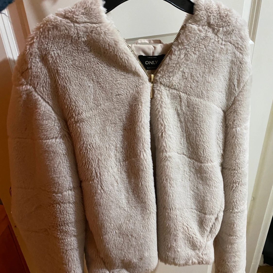 Only beige pälsjacka i fint skick - 90