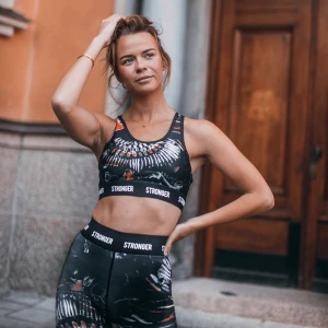 Stronger bh  - En jättefin sportopp från stronger i helt perfekt skick nästan oanvänd. Finns även om man vill att köpa byxor till men de har ett litet hål som knappt är märkbart över knäet. Om ni vill ha fler bilder skriv om ni vill köpa till byxorna säljer jag dem för 100 kr extra. 