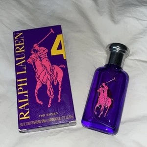 Ralph lauren parfym för kvinnor - I princip helt full Ralph lauren parfym för kvinnor, nummer 4. Den lila. Orginalförpacknimgs som den skickas med. Cirka 42 ml av 50 ml kvar💖 frakt 48kr🤩 nypris ca 400-500kr