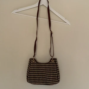 Väska - En liten väska, oanvänd, justerbart axelband