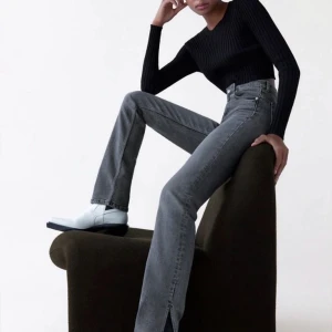 Jeans med slits - Säljer mina gråa jeans med slita från zara, frakt tillkommer🥰