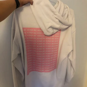 Hoodie med tryck på ryggen - Storlek S/M