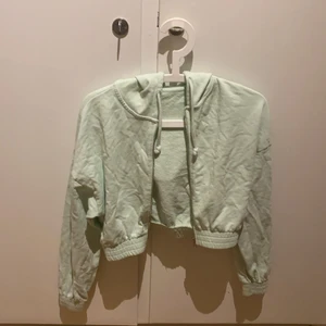 Kofta - En kort kofta från gina tricot nypris 300-400kr säljer för 50kr💗