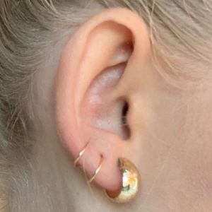 Simply Beautiful Earclimber 2 in 1 Guld - Simply Beautiful Earclimber 2 in 1 Guld är ett, egentillverkat smycke, perfekt för dig som vill få ett extra hål i örat utan att faktiskt ta det. Med sin anpassbara form och metall fri från både nickel och andra tungmetaller är den perfekt för alla.                                       Kontakta gärna vid frågor och kom även ihåg att vid köp meddela om det är för höger eller vänster öra💖💖                1 för 49 kr eller 2 för 79 kr! Finns även i Silver!