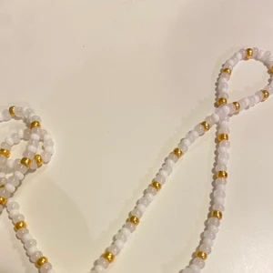 Pärlhalsband guld - Egengjort halsband med små pärlor och elastisk tråd. Jag gör ett nytt till varje beställning, så det går att få en annan längd eller andra önskemål🌟