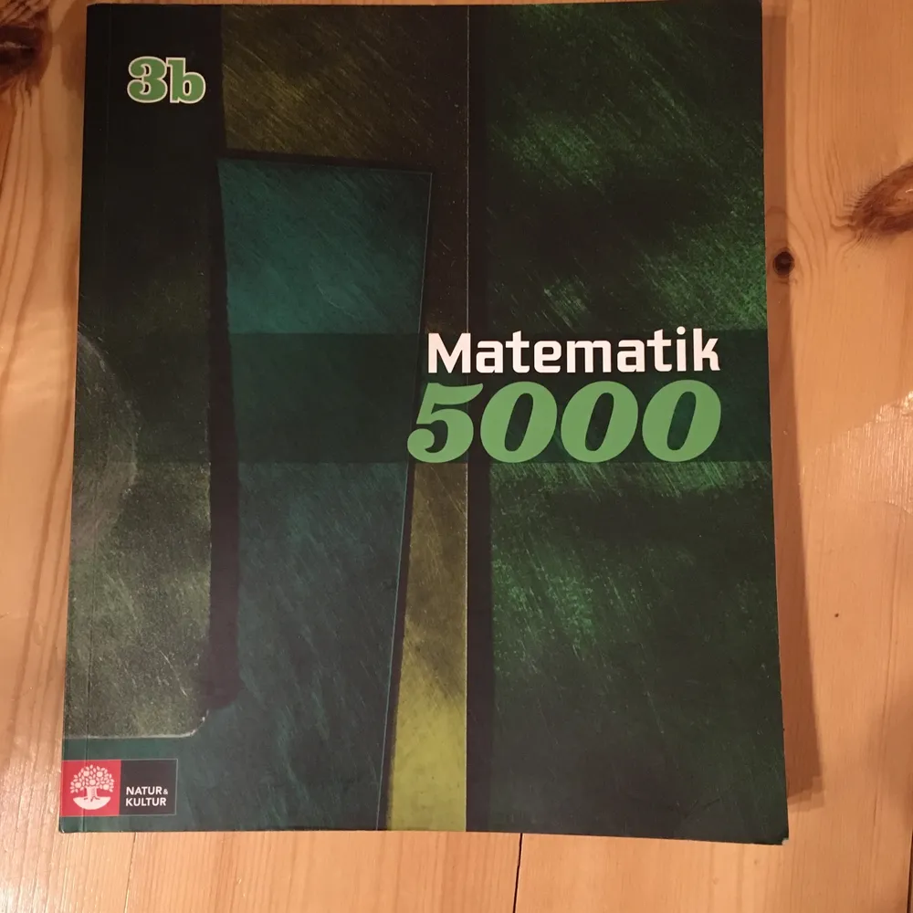 Säljer min systers mattebok från kursen matte 3b, använd endast av en person och i mycket bra skick. Boken är köpt från skolan hon gick på. Kontakta privat för frågor. Kan mötas i Västerås eller Eskilstuna, annars står köparen för frakten.. Övrigt.