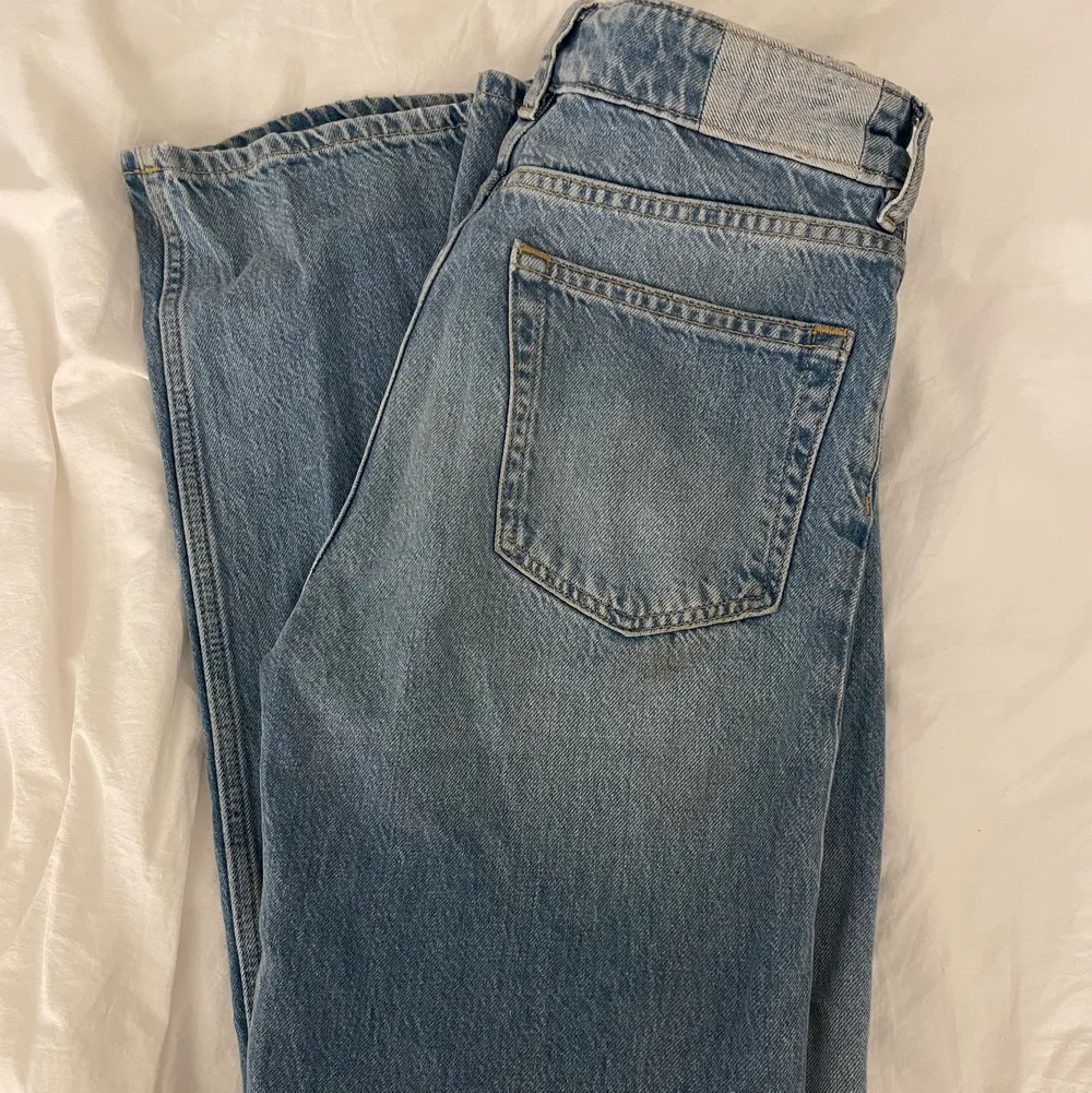 Riktigt snygga och sköna jeans köpta på carlings. Svänger ut lite där nere och har en bra passform. Använda fåtal gånger och har inga fläckar eller skavanker. Passar en XS-S. Köpta för ca 800 (jag är 165). Jeans & Byxor.