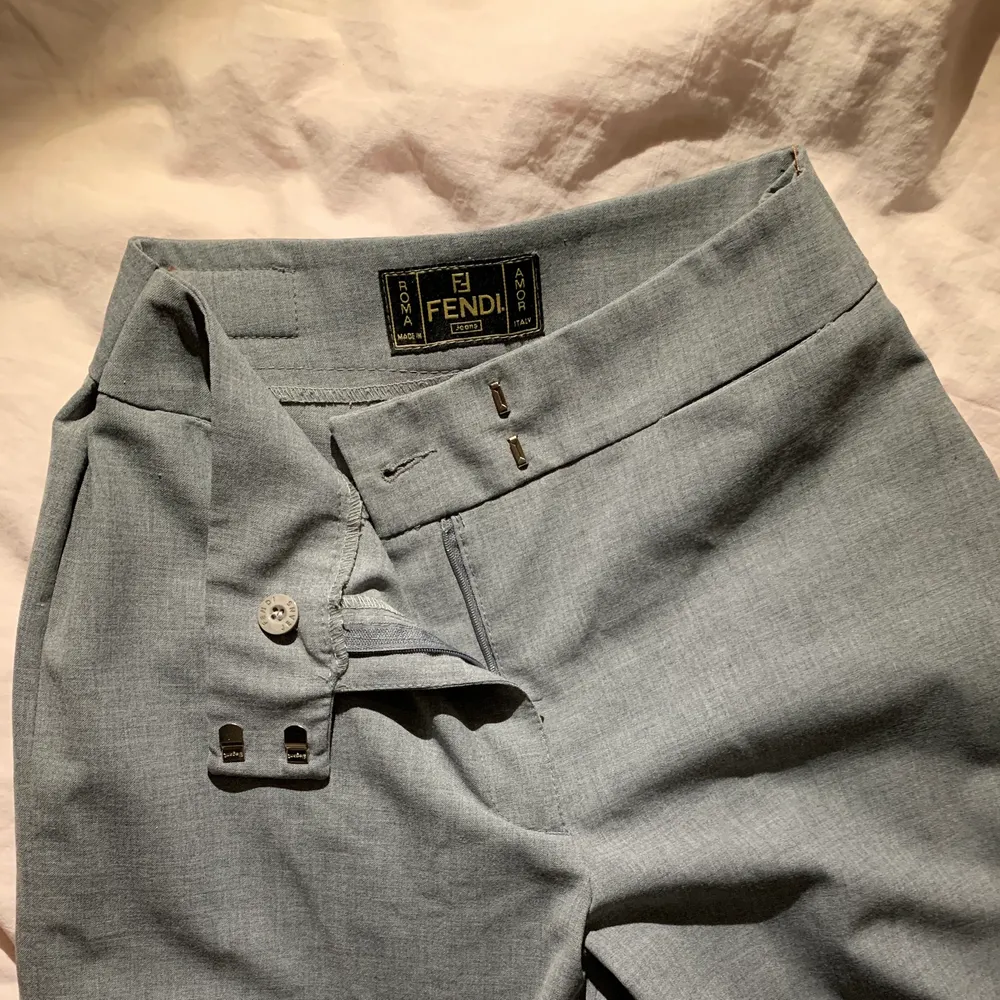 Kostymbyxor från Fendi Jeans. Köpte på second hand men tyvärr inte kommit till användning. Midrise och raka hela vägen ner, smått stretchiga material. W26/L32. Jeans & Byxor.