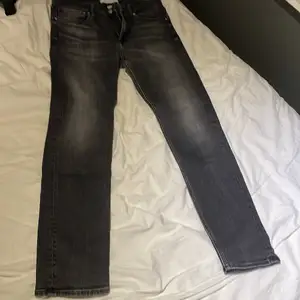 Jeans från Calvin Klein, inga skador på jeansen och dom är i nästan nyskick