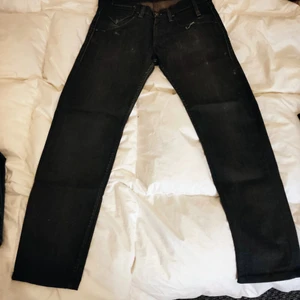 Original Levis 504 29/32 - Original Levis 504 Från mitten av 2000 talet någon gång. Jeansen är i mkt fint skick små slitningar men för så gamla är dom i super bra skick 