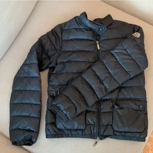 Moncler jacka  - NTRESSEKOLL!! På min skit snygga moncler jacka köpt för inte så länge sedan det är lånade bilder. Kom med förslag på priser så kan vi diskutera det.Lite osäker på om jag vill sälja så kom med bra pris förslag. Hör av dig vid intresse. Den är i storlek 152(12) men passar xs/s. Börja buda 1000. Skriv t mig om du vill buda så säger jag senaste budet 