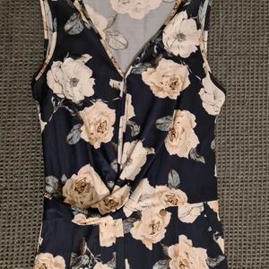 Byxdress, storlek 40/42 - Blommig byxdress Marinblå med ljusrosa blommor Storlek 40/42 Använd ett fåtal gånger  Frakt tillkommer, 96kr