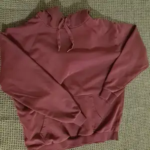 Lila hoodie med luva Storlek S  Frakt tillkommer, 96kr