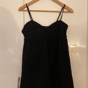 Säljer denna svarta klänning (samma modell som på bilden). Bra kvalitet och såå snygg. 