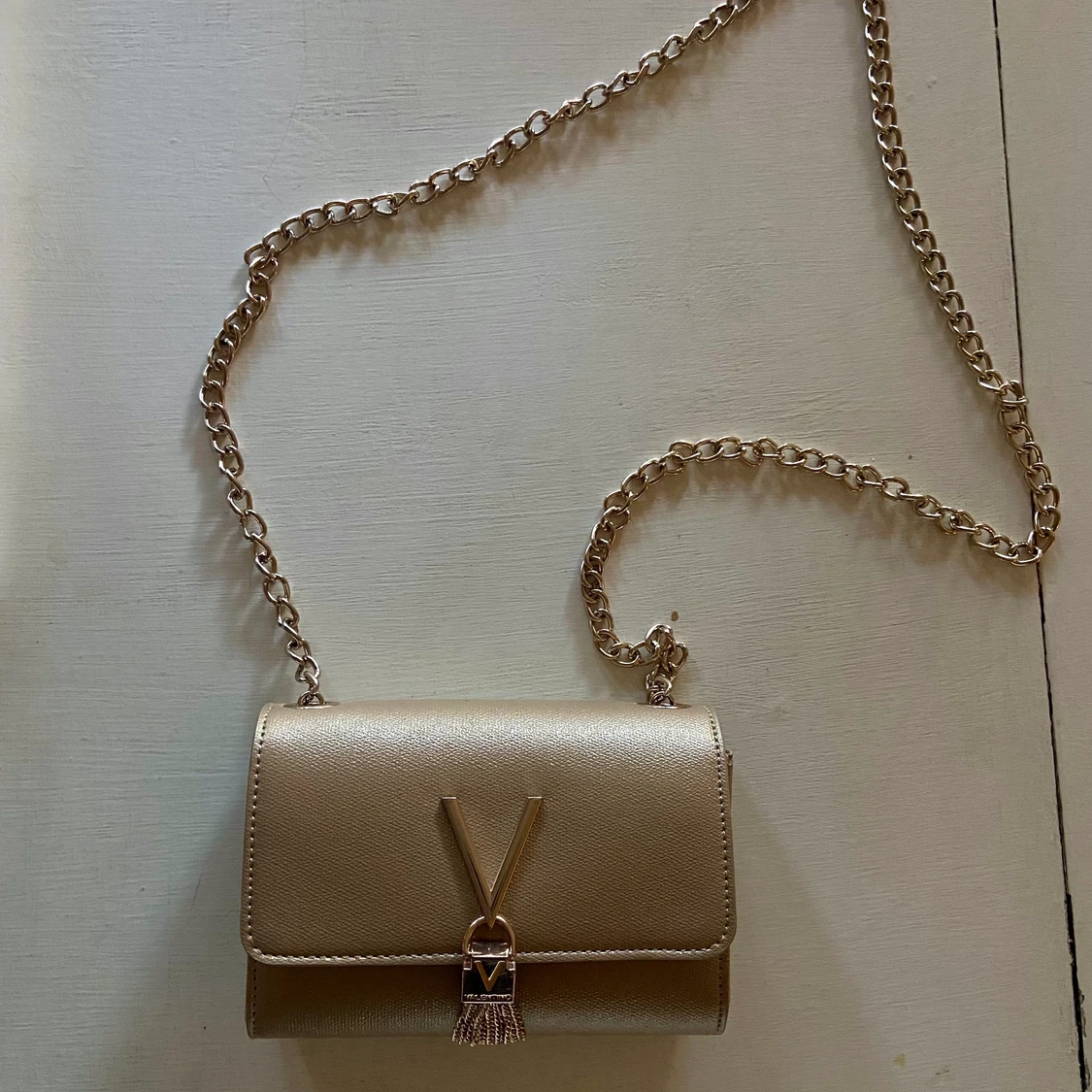 Valentinoväska guld