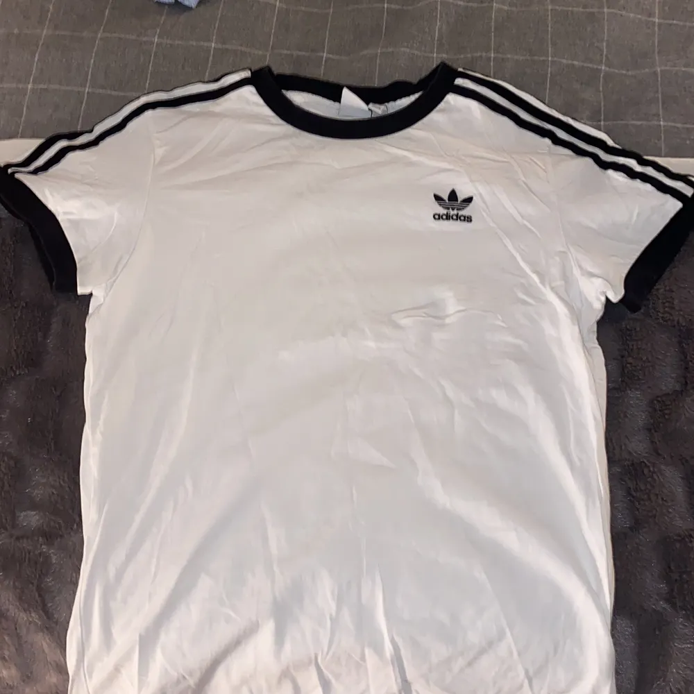 Vit och svart adidas t shirt sparsamt använd, lite oversized. Skjortor.