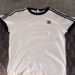 adidas t shirt - Vit och svart adidas t shirt sparsamt använd, lite oversized