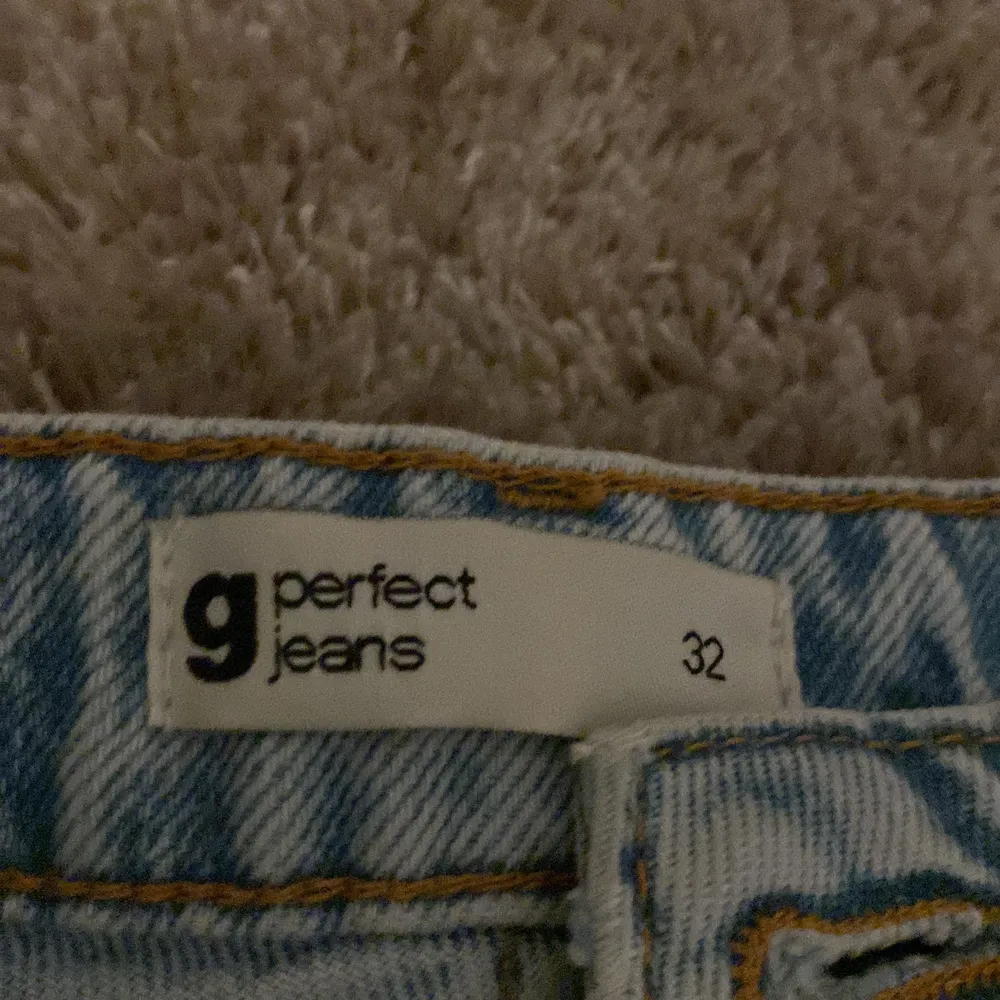 Jag säljer mina ljusblåa jeans från gina, i storlek 32! Endast använda en gång och de är i nyskick. Säljer eftersom att de blivit för små! 💕 Kontakta mig privat om du är intresserad. (Pris kan diskuteras vid snabbt köp). Jeans & Byxor.