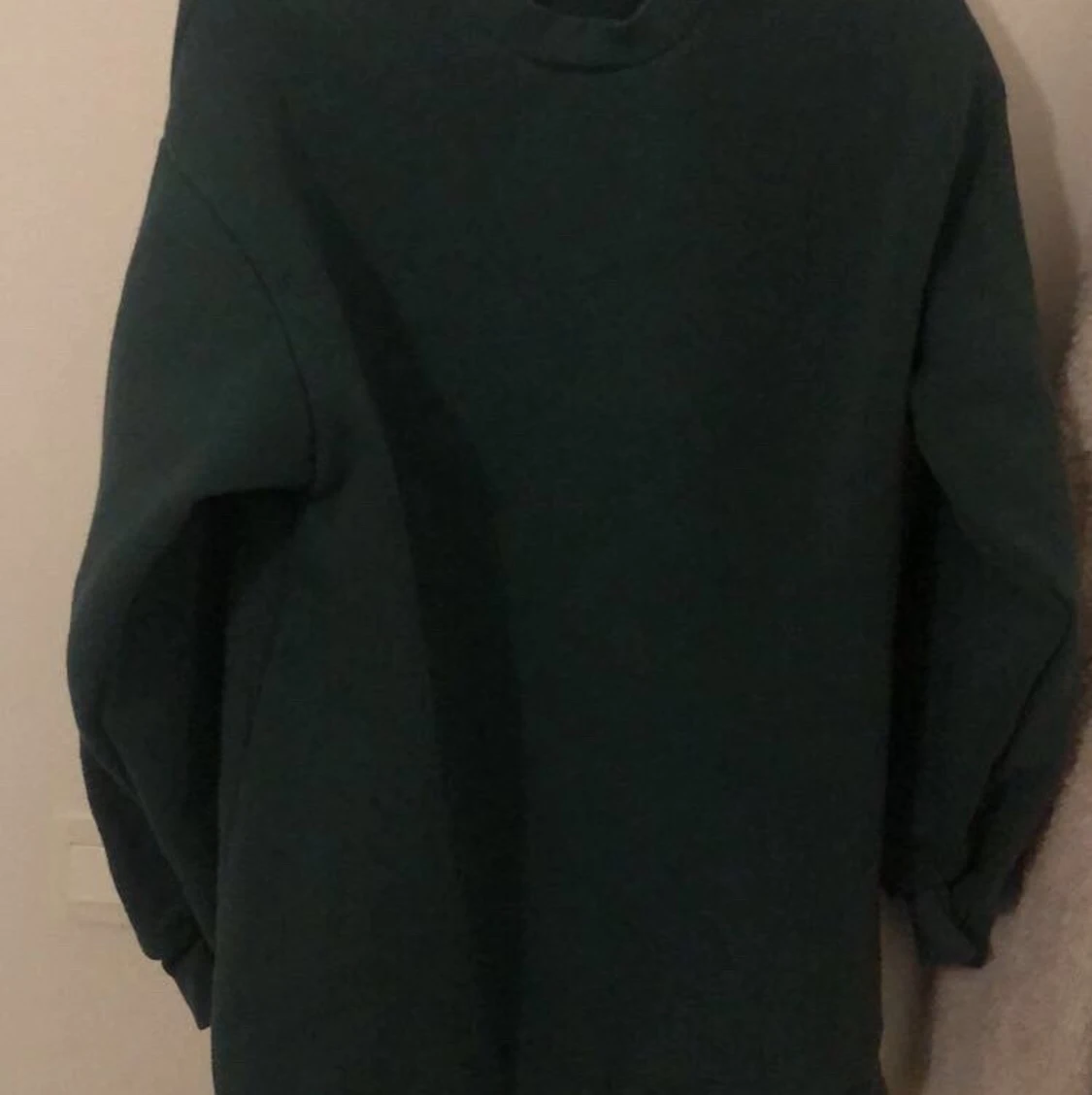 Mörk grön plane hoodie från Gina.